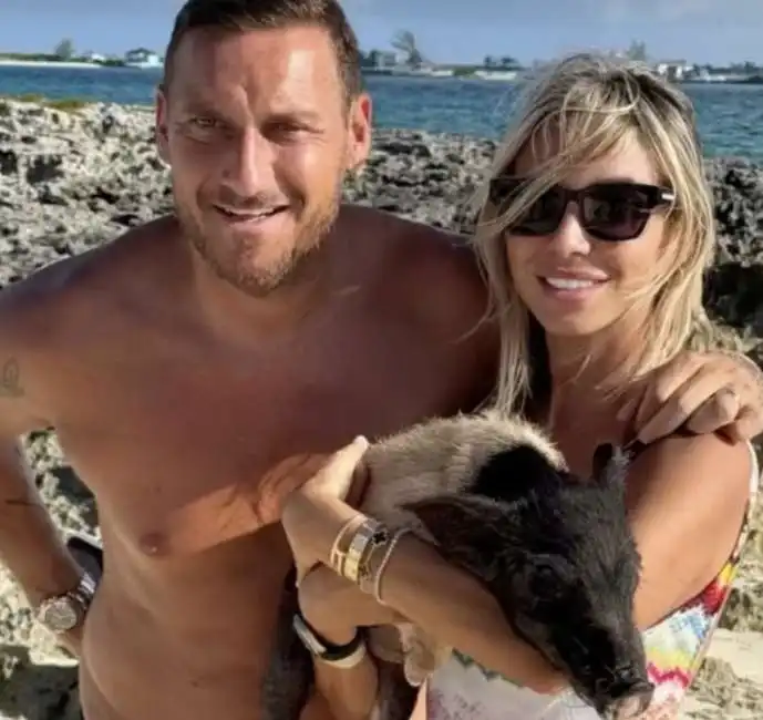 francesco totti e noemi bocchi alle bahamas 