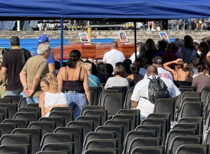 funerali vittime del crollo a scampia - 1