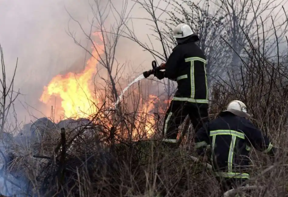 incendio fiamme vigili del fuoco pompieri 