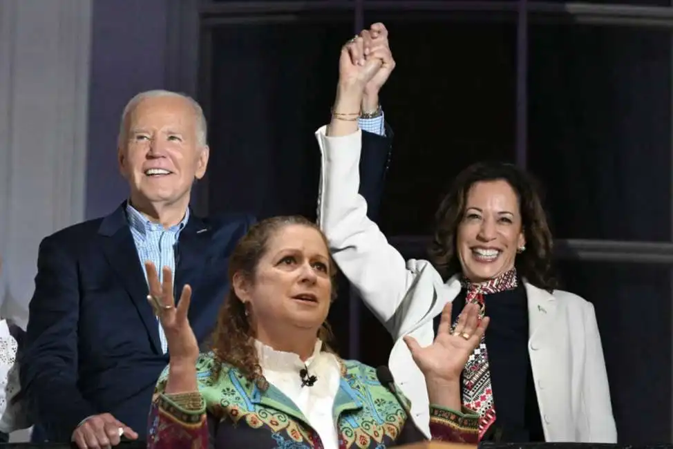 joe biden con kamala harris - festa del 4 luglio 