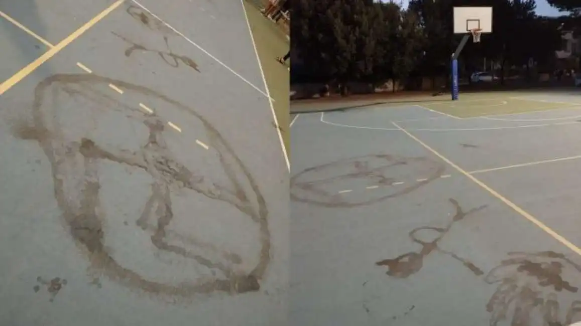 svastica disegnata nel campo da basket comunale a decimomannu 