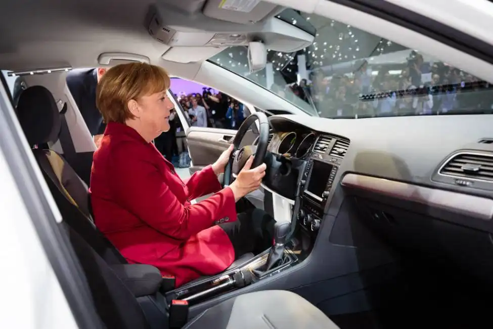 merkel al volante di un auto