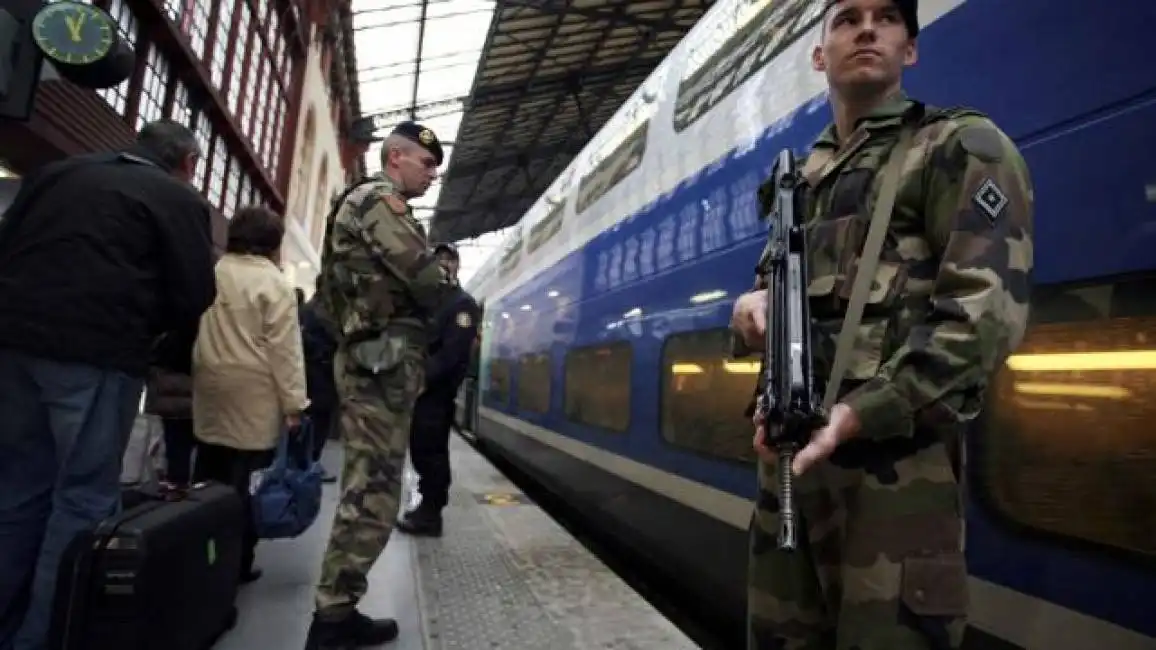 militari in stazione