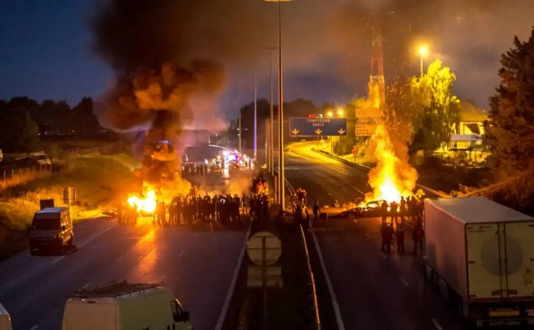 zingari bloccano l autostrada francese