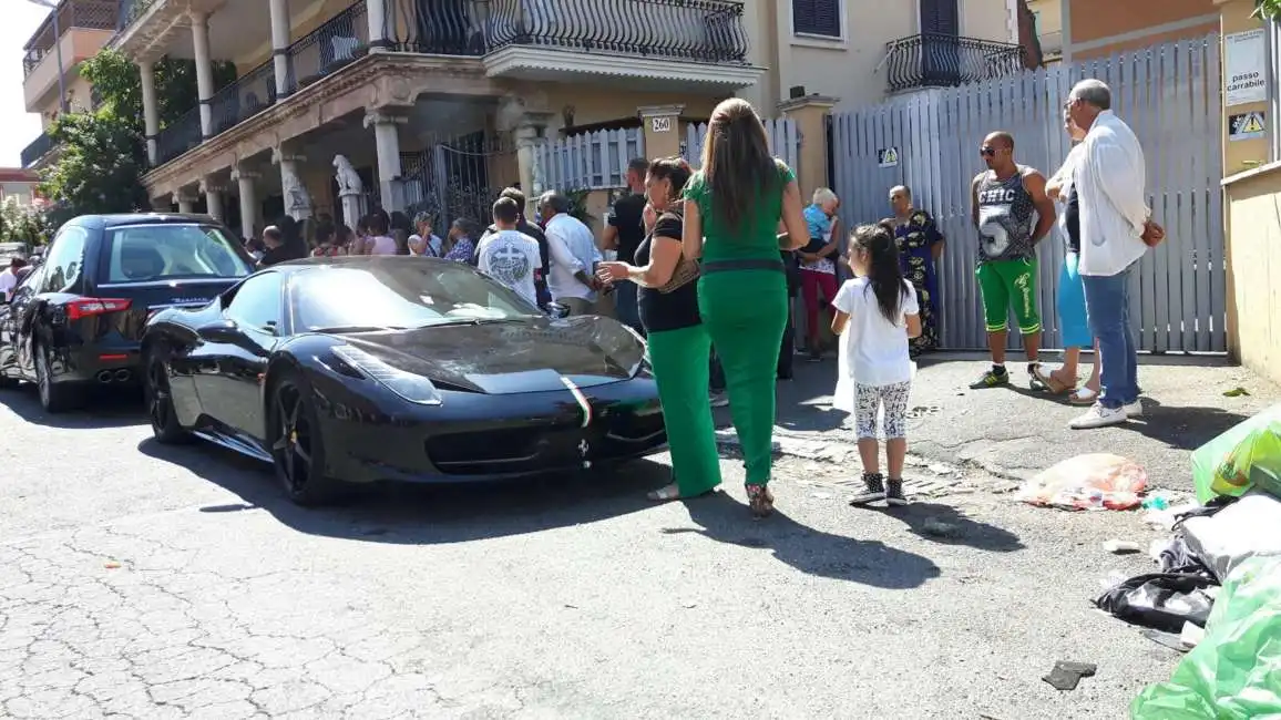 ferrari e fiori al funerale casamonica