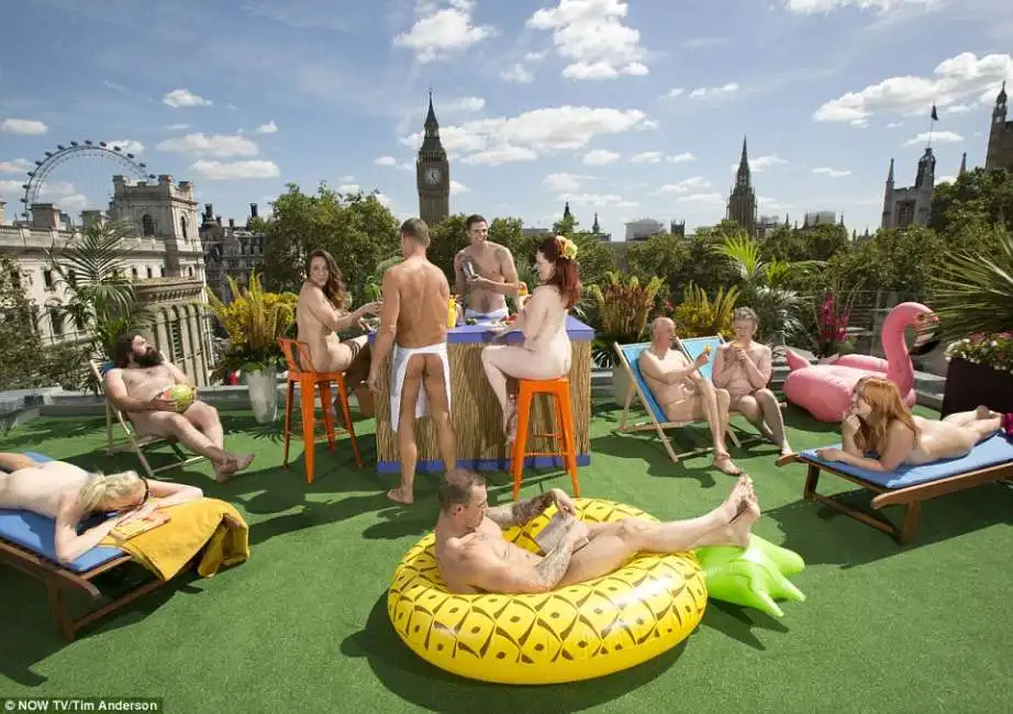 nowtv a londra la terrazza per nudisti -6