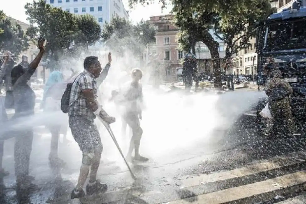 migranti piazza indipendenza1