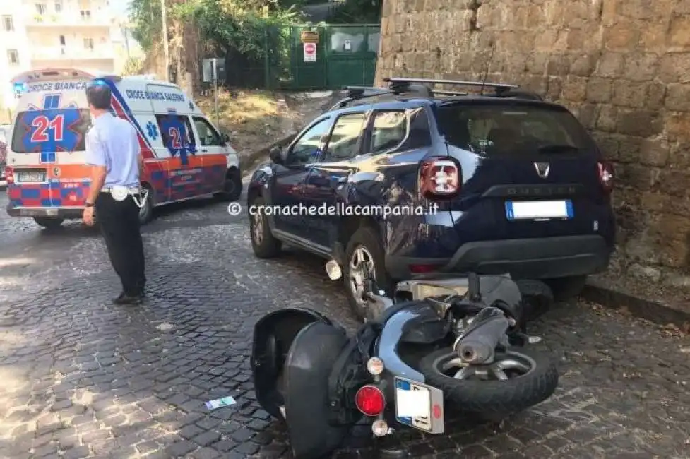 castellammare - olio sulla strada per far scivolare i motociclisti