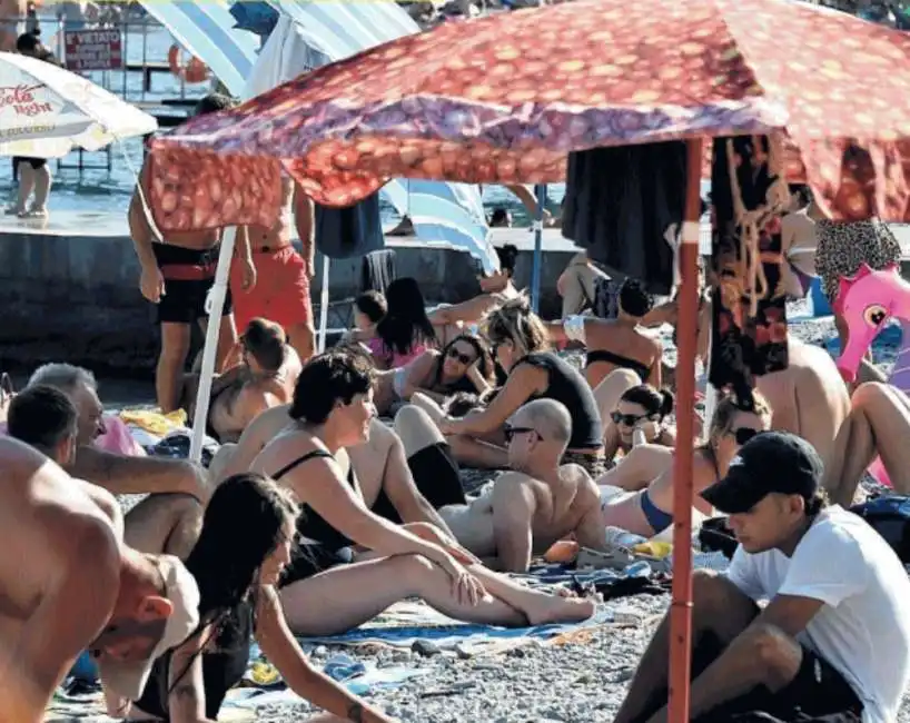 assembrati in spiaggia senza mascherina liguria spiagge 