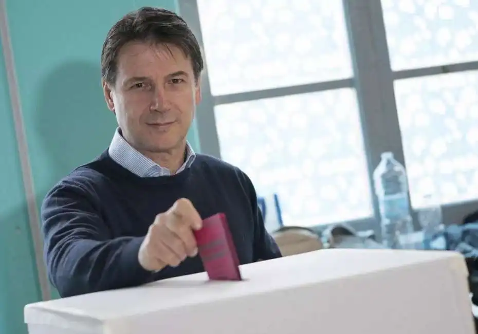 giuseppe conte vota elezioni urne 