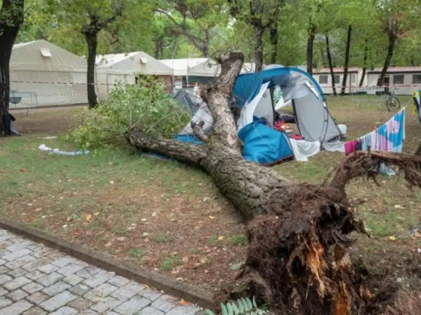 marina di massa tenda maltempo