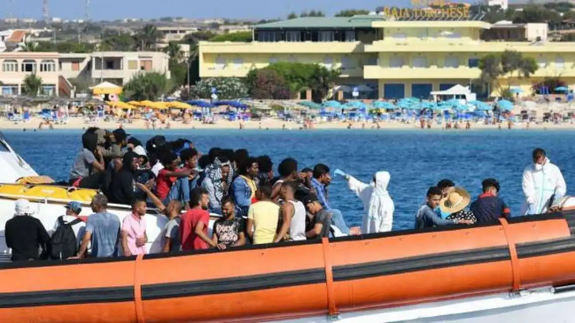 migranti arrivano a lampedusa 1