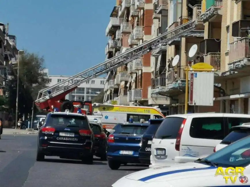 ostia, si barrica in casa e minaccia di far esplodere la palazzina 4