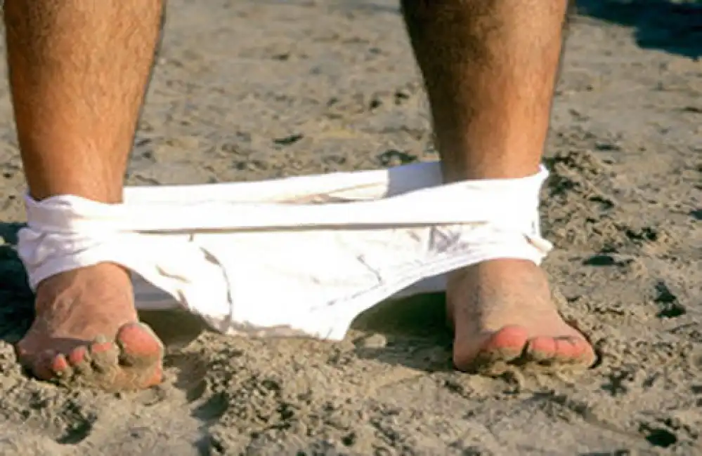 esibizionista in spiaggia