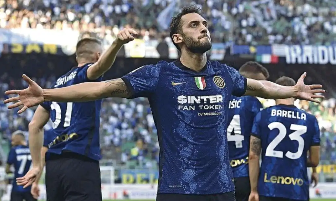 inter genoa - esultanza di calhanoglu