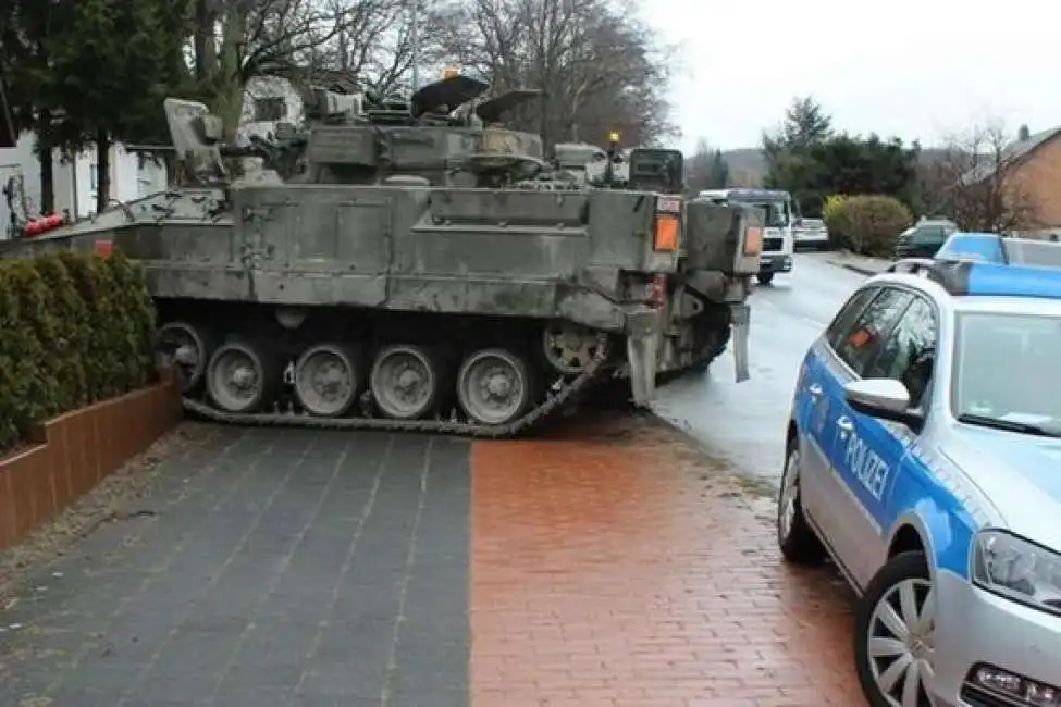 un pensionato tedesco aveva un carro armato in giardino 