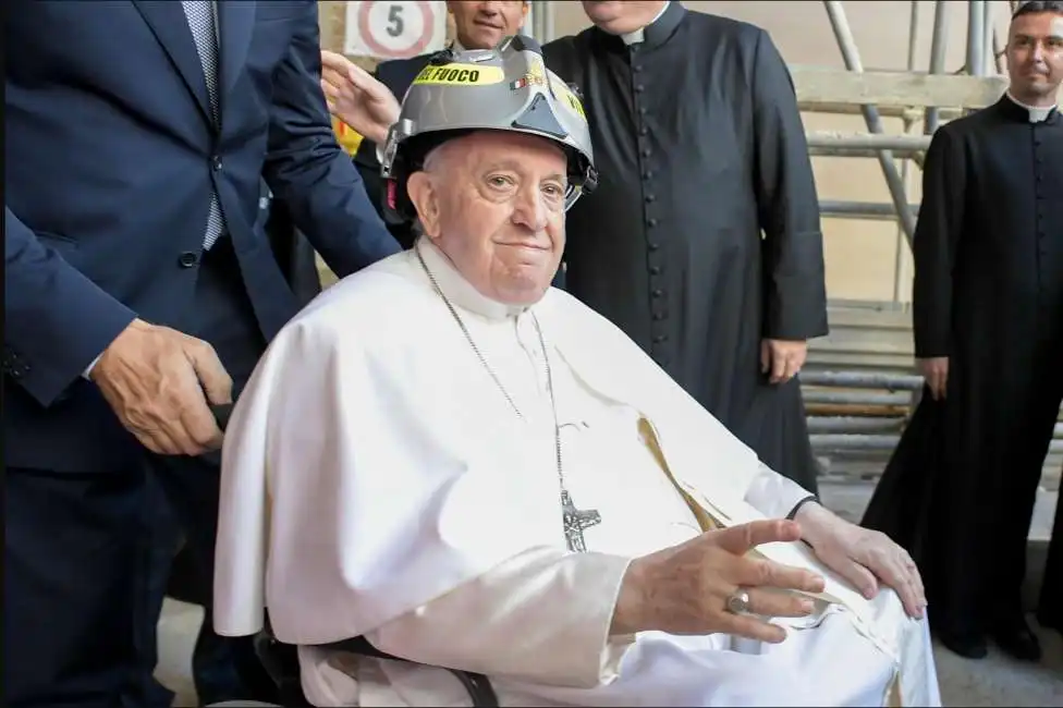 bergoglio papa francesco l'aquila casco caschetto