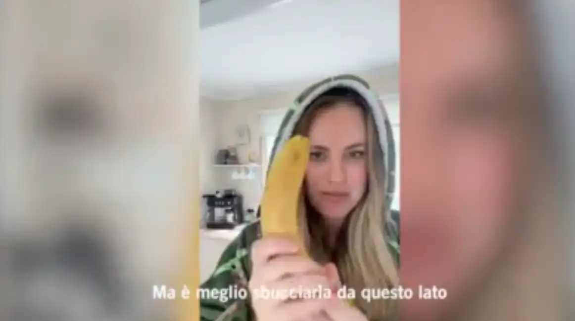 come si sbuccia una banana