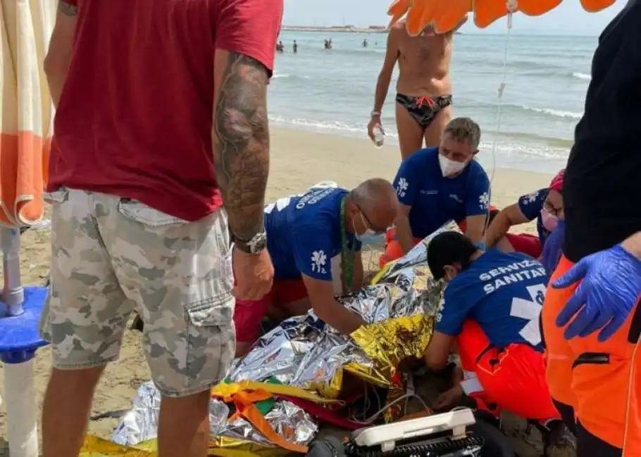 malore in spiaggia a nettuno 