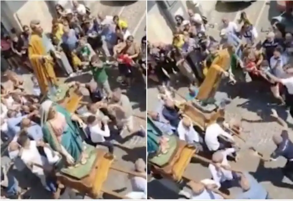 statua sulla folla durante la processione in calabria