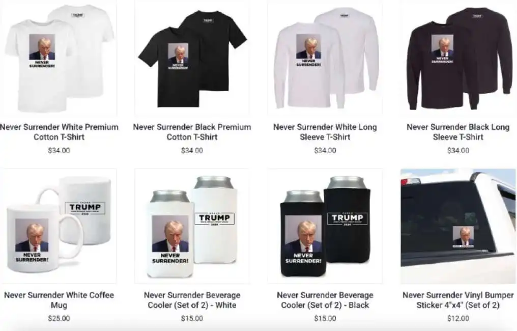 merchandising con la foto segnaletica di trump