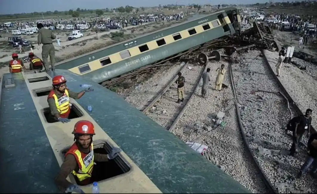 treno deragliato in pakistan 