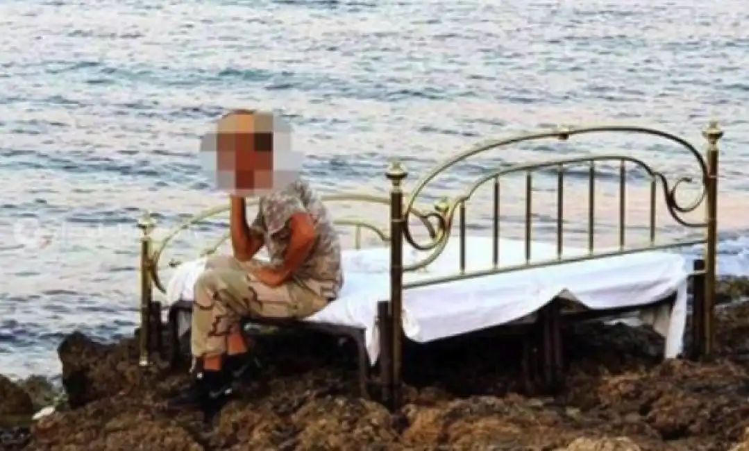 turista con letto a torre san giovanni ugento salento puglia scogli 