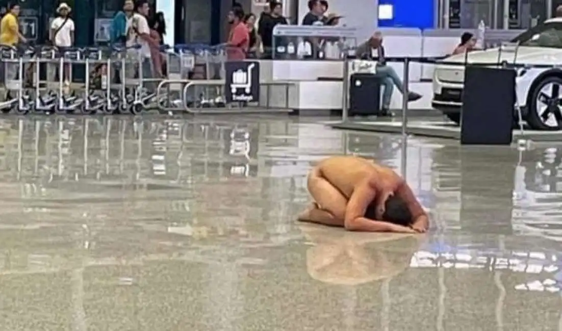 turista nudo aeroporto di fiumicino