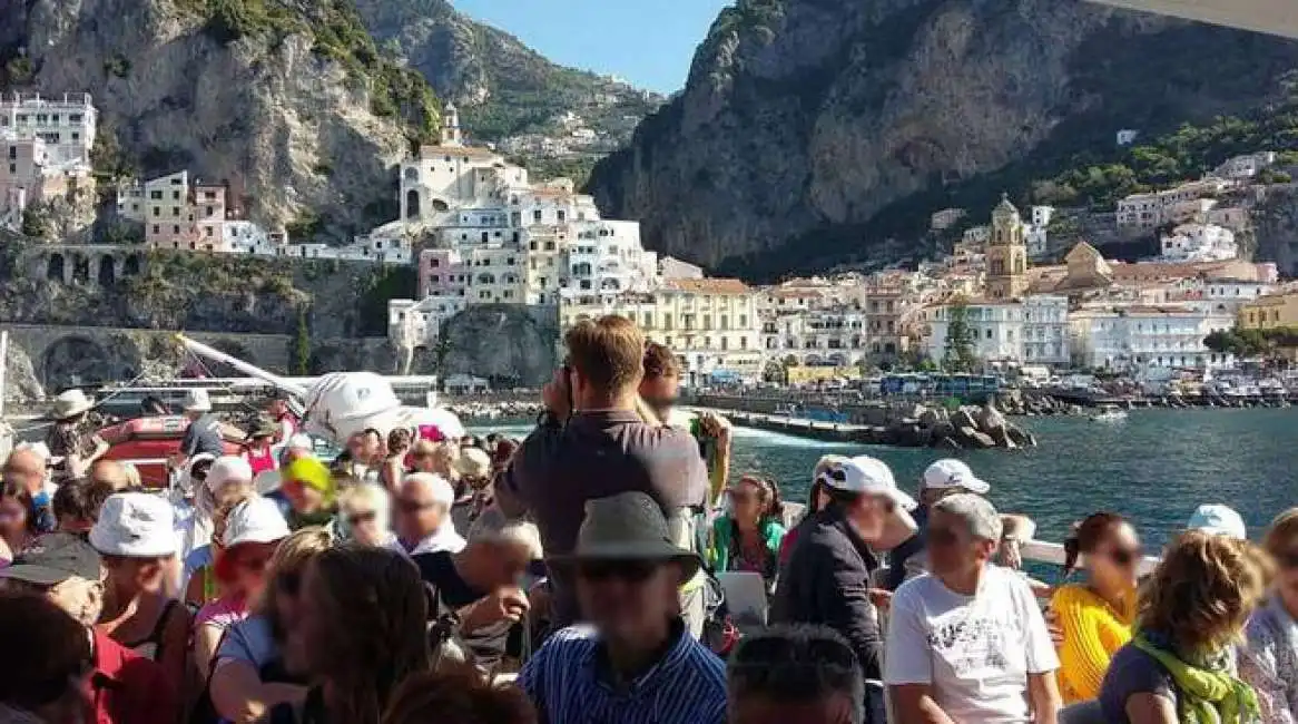 turisti in costiera amalfitana