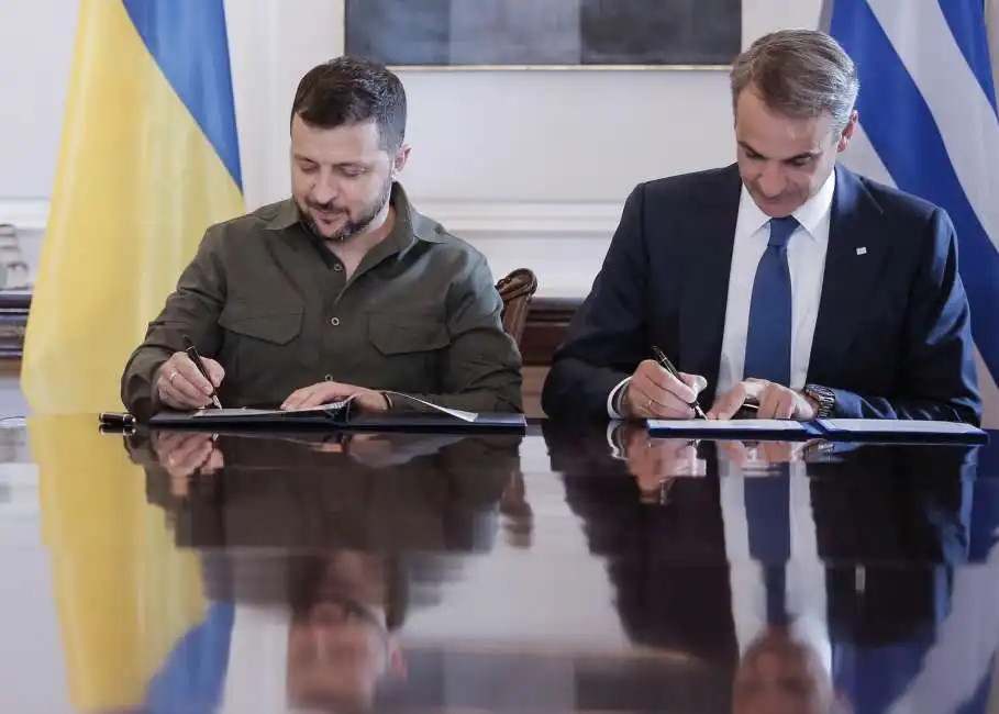 volodymyr zelensky e kiriakos mitsotakis 