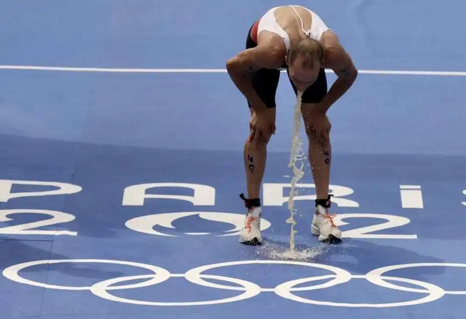 atleta del triathlon vomita dopo aver nuotato nella senna parigi 2024 olimpiadi giochi olimpici 