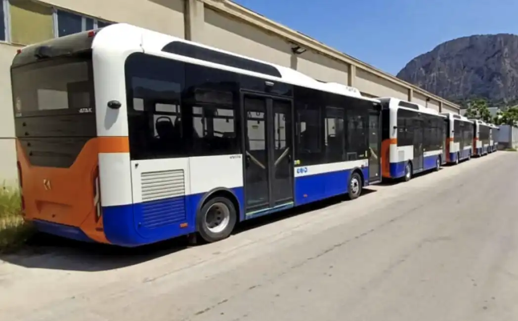 autobus elettrici fermi a palermo