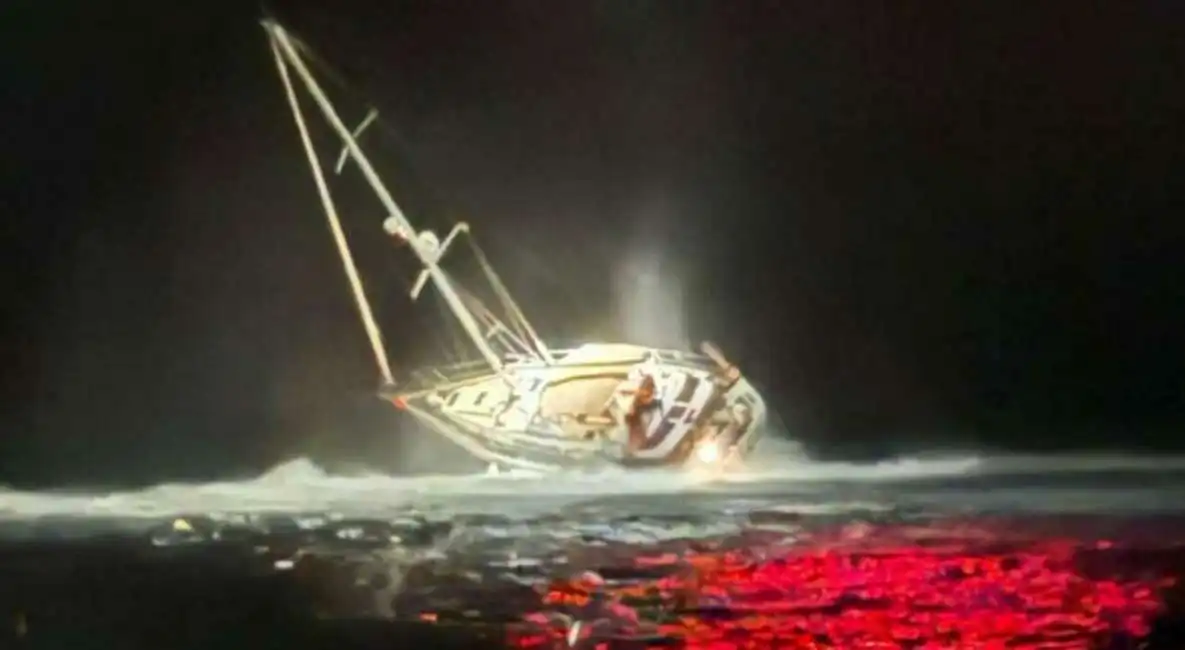 barca a vela si incaglia sugli scogli in salento 1