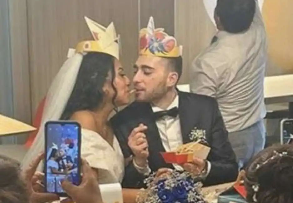 coppia si sposa al mcdonald's matrimonio 