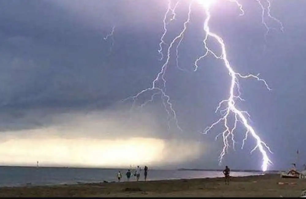 fulmini sulla spiaggia fulmine