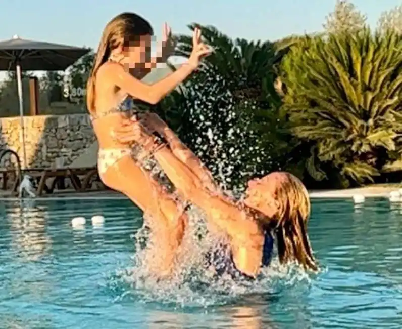 giorgia meloni in piscina con la figlia ginevra