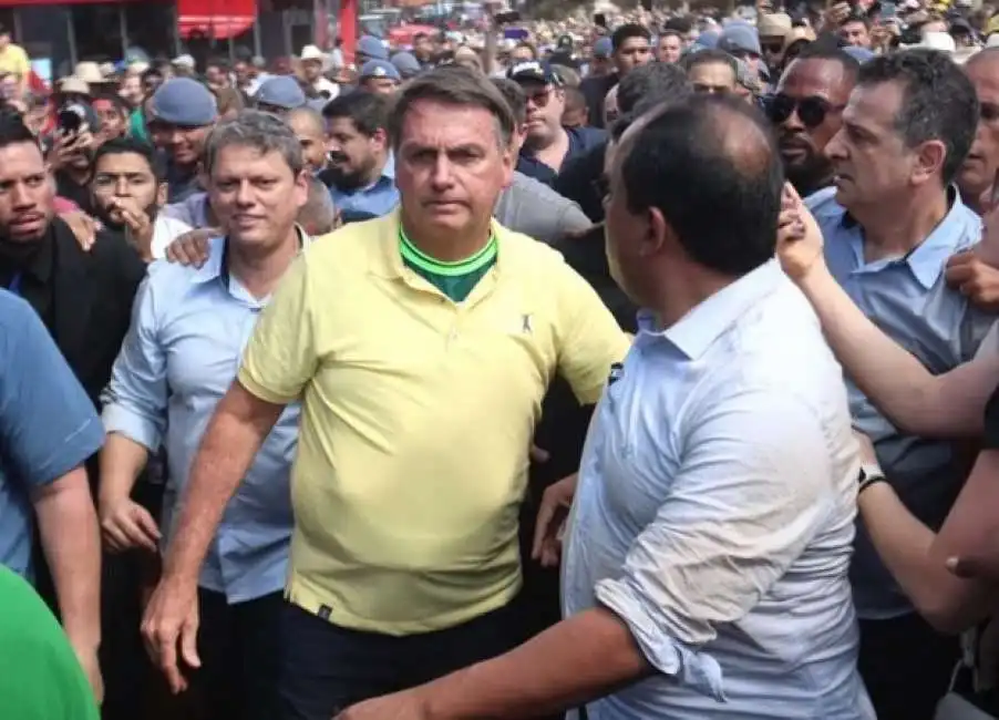 jair bolsonaro col giubbotto antiproiettile