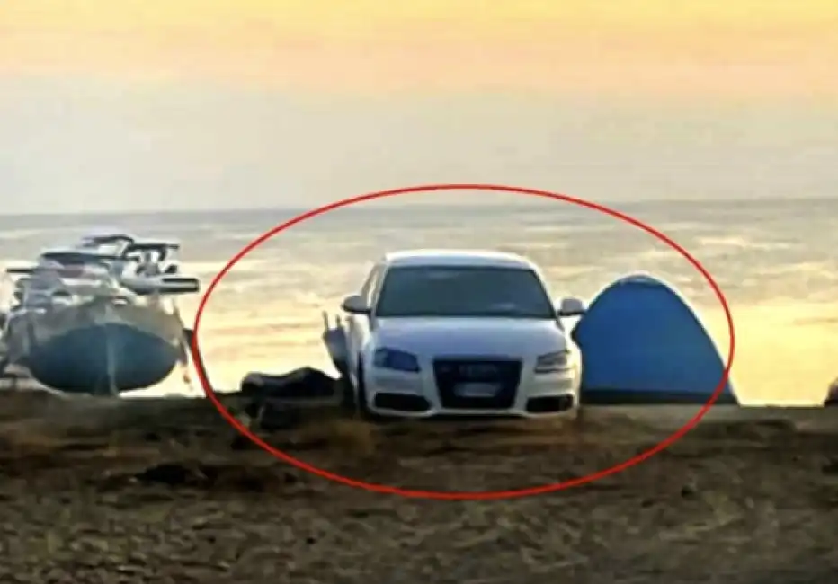 uomo parcheggia in spiaggia 