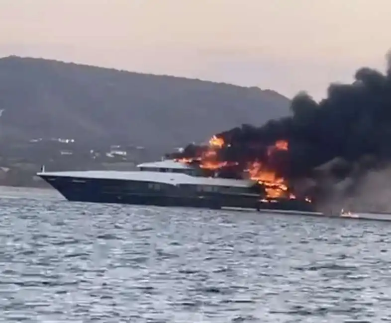 yacht a fuoco a largo di olbia