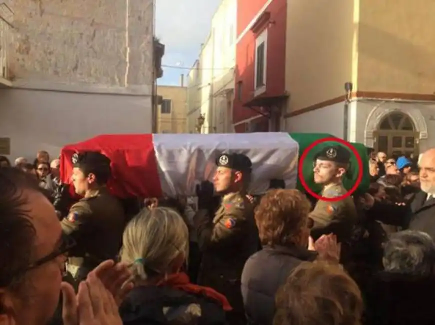 giosue ruotolo porta la bara di trifone pordenone