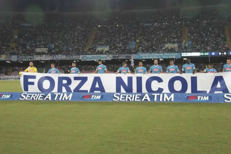 striscione stadio napoli forza nicola