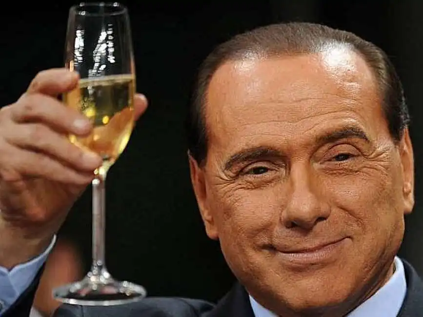 silvio berlusconi brinda