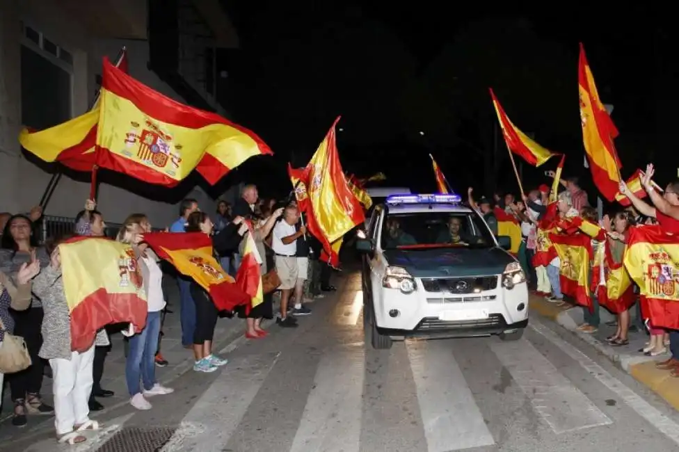 guardia civil incoraggiata dai nazionalisti spagnoli contro i catalani