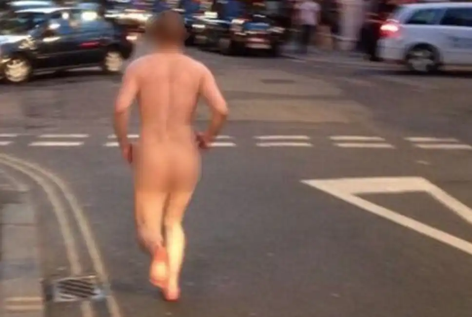 uomo nudo in strada