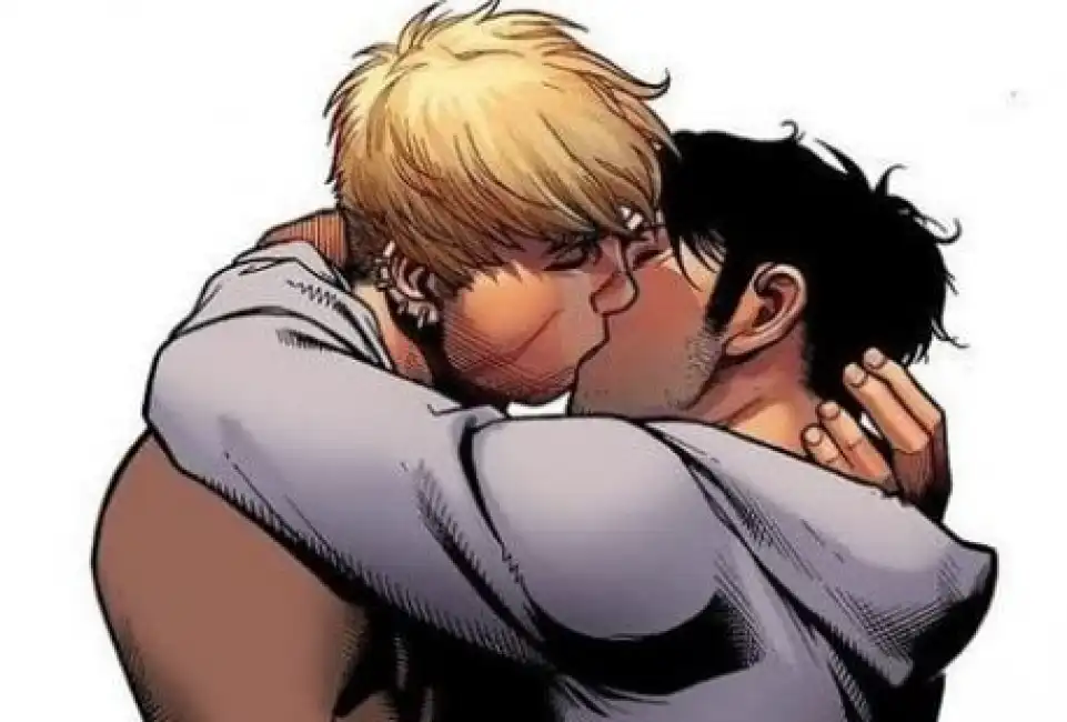 bacio gay avengers