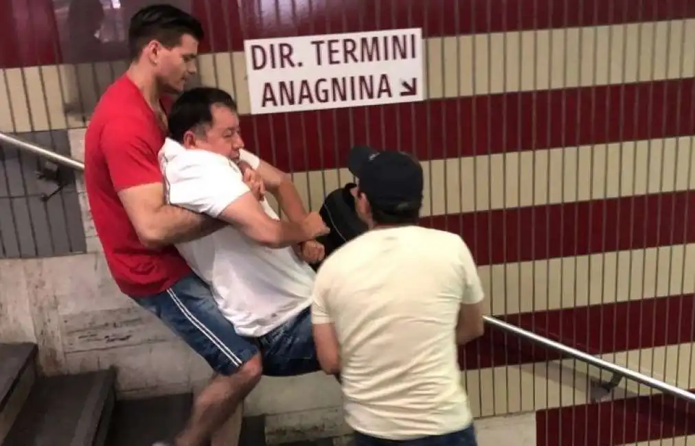 disabile trasportato alla metro cipro