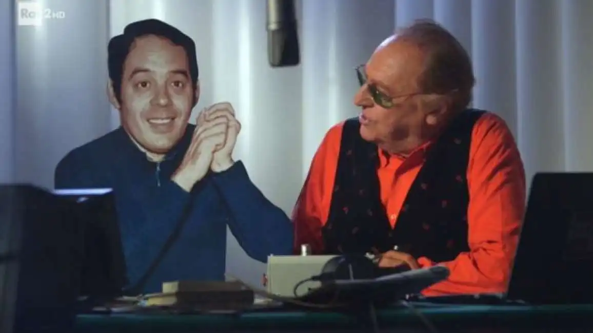 renzo arbore con il cartonato di gianni boncompagni