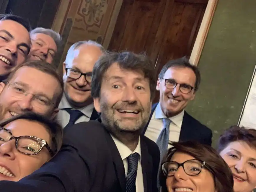 selfie dario franceschini con il governo conte bis