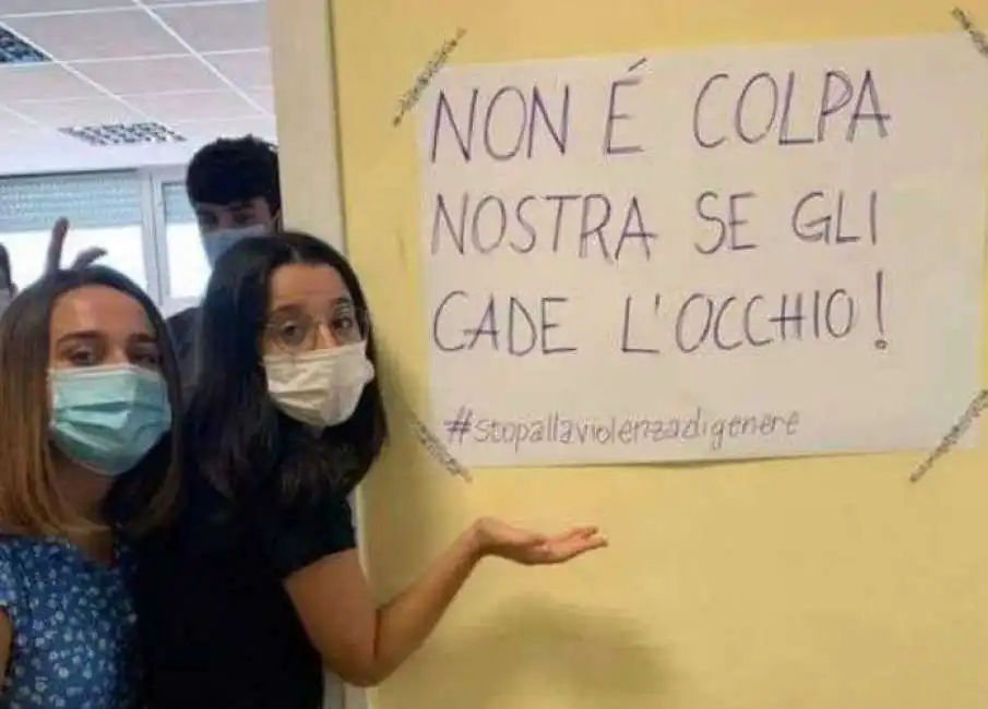 protesta minigonne al liceo socrate-2