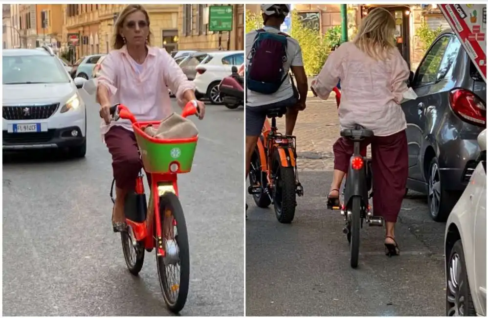 concita de gregorio in bicicletta